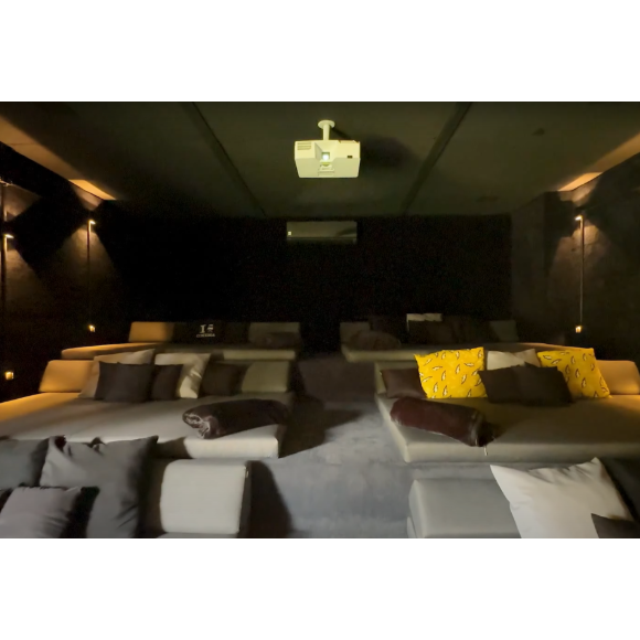 A mansão de Felipe Titto tem sala de cinema