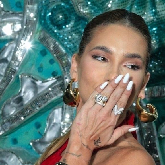 Virginia Fonseca usa três relógios de luxo de uma só vez e de R$ 400 mil e web não perdoa: 'Para não perder o horário da próxima CPI'