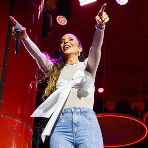 Com calça jeans coberta de strass e blusa transparente de gola alta, Ivete Sangalo mostrou mais uma vez por que é referência de estilo dentro e fora dos palcos