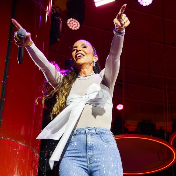 Com calça jeans coberta de strass e blusa transparente de gola alta, Ivete Sangalo mostrou mais uma vez por que é referência de estilo dentro e fora dos palcos