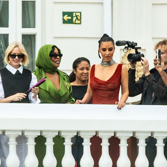 Mesmo com uma breve aparição, Kim reuniu uma multidão de fãs na calçada do hotel, que a receberam aos gritos e celulares em punho.