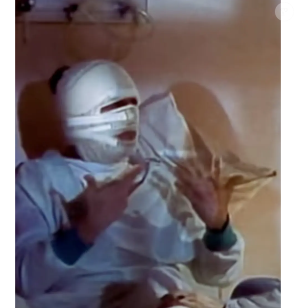 Adonay (Breno Moroni) sai da cirurgia com atadura no rosto