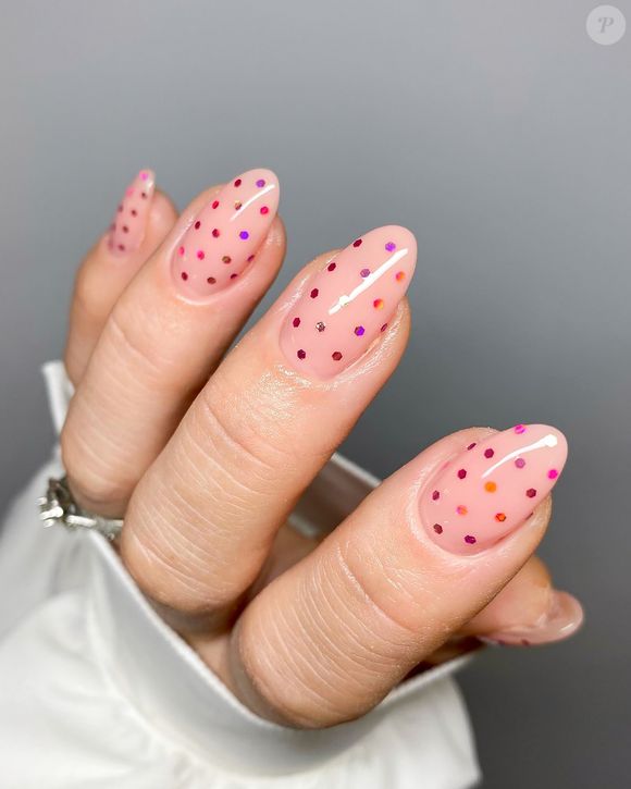 Polka dots nails trazem um toque divertido e elegante para a manicure