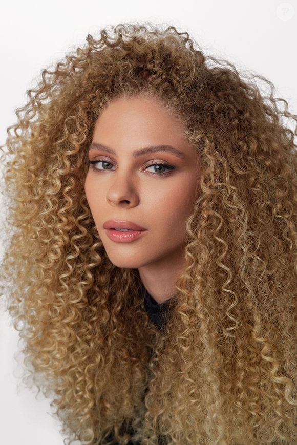 A proposta do Coconut Blonde é criar um efeito de loiro saudável por meio de mechas que iluminam o rosto naturalmente e refletem a luz nos fios, resultando em um visual descrito pela L'Oréal Professionnel como fresco e sofisticado