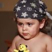 Há cerca de 55 anos, esse bebê bochechudo, de olhar penetrante e bandana no cabelo jamais imaginou que seria famoso vilão em novela da Globo. Reconhece?