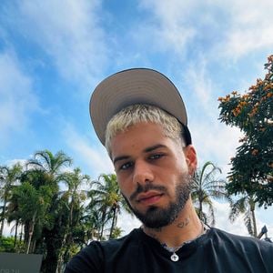 Nesta foto, Zé Felipe apareceu bem mais magro, o que foi notado no seu rosto