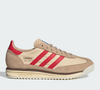 Nem Gazelle, nem Samba: o Tênis Adidas SL 72 RS em tom bege clarinho, apelidado de cor 'Yakult', virou o novo queridinho das mulheres que buscam conforto, estilo e alguns centímetros a mais na silhueta
