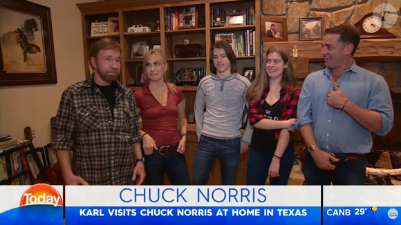 Foto de Chuck Norris ao lado da família na sala de estar de seu rancho, em um momento íntimo que revela o lado mais reservado do astro