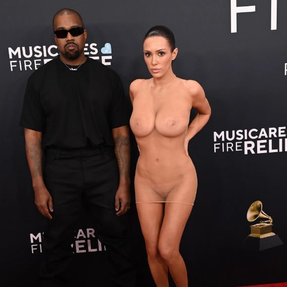 Bianca Censori causou com look transparente no Grammy 2025.