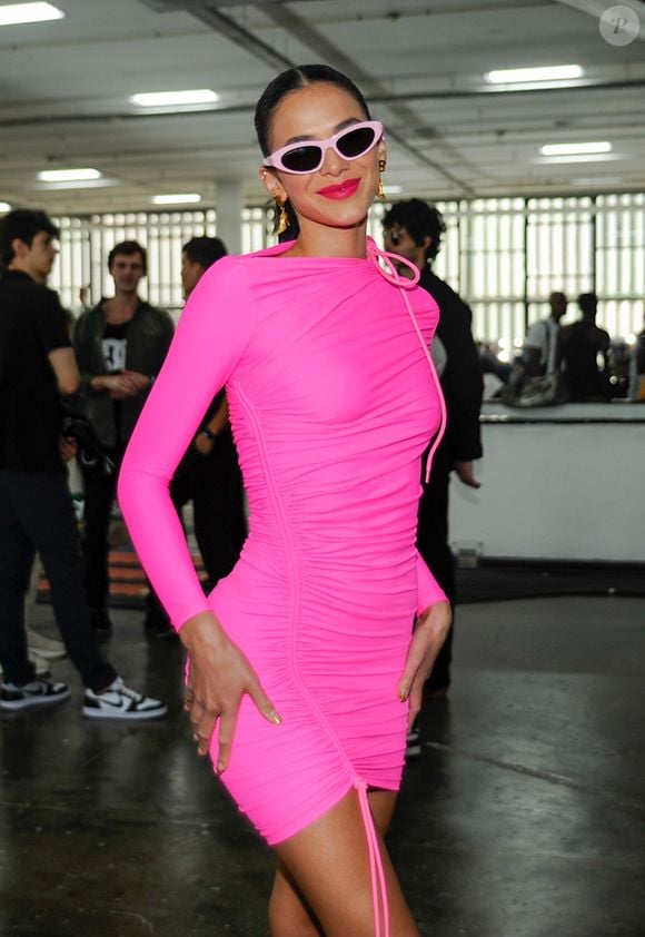 Bruna Marquezine já usou vestido curto rosa drapeado e caprichou nos acessórios. Que tal a tendência Barbiecore para você arrasar por aí no Carnaval 2025?