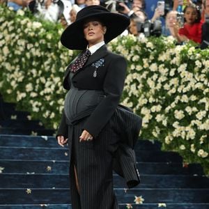 Elegância em dose máxima: Look em alfaiataria de Rihanna no Met Gala 2025 reinterpreta o dandismo negro e dialoga com o tema da exposição 'Superfine: Tailoring Black Style'