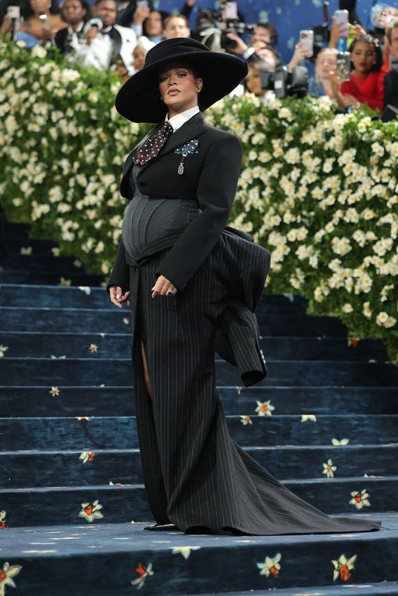 Elegância em dose máxima: Look em alfaiataria de Rihanna no Met Gala 2025 reinterpreta o dandismo negro e dialoga com o tema da exposição 'Superfine: Tailoring Black Style'