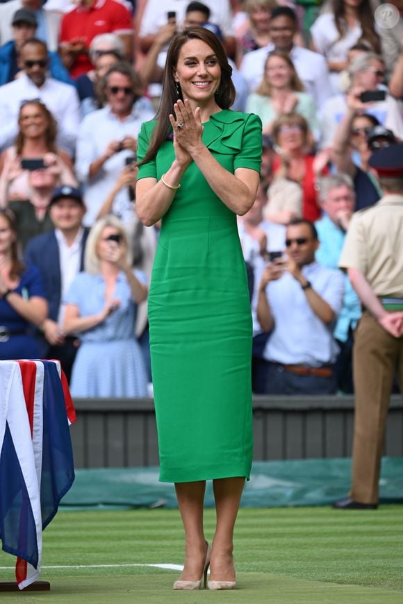 Kate Middleton sempre está muito bem alinhada nos eventos. Os tecidos como linho, algodão e viscose são uma ótima pedida para a roupa de Natal em épocas de calor.