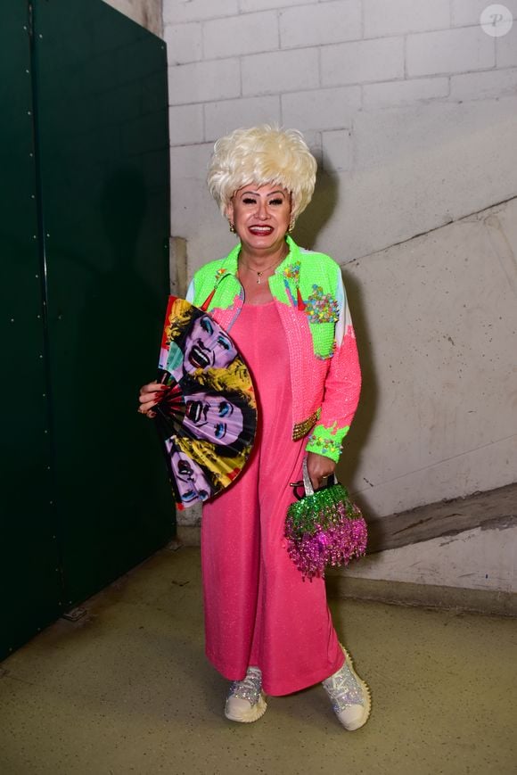 Nany People marcou presença com um macacão rosa vibrante de brilho sutil sob jaqueta cropped neon com pedrarias e aplicações. A artista completou o figurino com tênis prateados reluzentes e uma bolsa felpuda decorada por franjas brilhantes