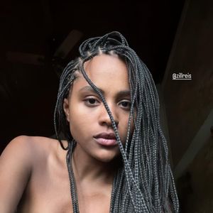 Novo cabelo de Duda Santos: Beatriz em 'Garota do Momento', após o término das gravações, a artista surgiu com o cabelo trançado.