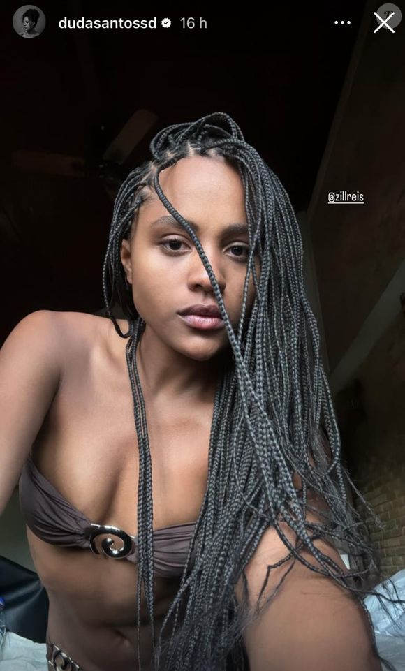 Novo cabelo de Duda Santos: Beatriz em 'Garota do Momento', após o término das gravações, a artista surgiu com o cabelo trançado.