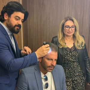 Henri Castelli procurou o tricologista Dr. Marcos Mendes, que fez um protocolo único para o ator da Globo