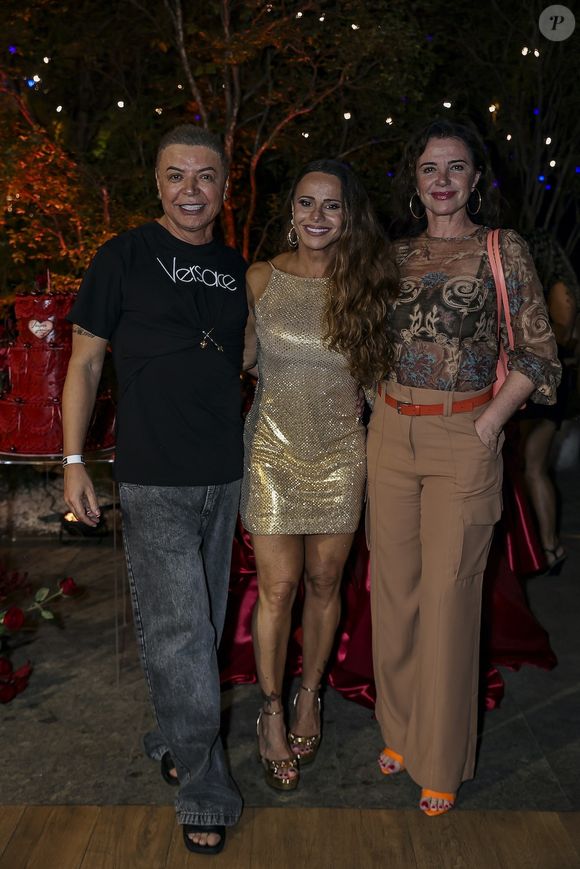 Viviane Araújo e Luma de Oliveira posaram com David Brazil na festa de 51 anos da rainha de bateria do Salgueiro no carnaval do Rio