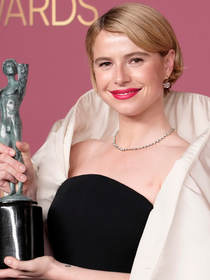 Até quem odeia gatos vai se render: essa marca brasileira criou a sapatilha mais chique e confortável que faria Jessie Buckley de 'Hamnet' trocar o salto no Oscar após declaração polêmica