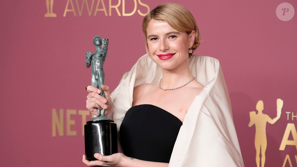 Até quem odeia gatos vai se render: essa marca brasileira criou a sapatilha mais chique e confortável que faria Jessie Buckley de 'Hamnet' trocar o salto no Oscar após declaração polêmica