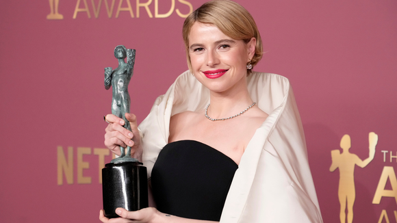 Até quem odeia gatos vai se render: essa marca brasileira criou a sapatilha mais chique e confortável que faria Jessie Buckley de 'Hamnet' trocar o salto no Oscar após declaração polêmica