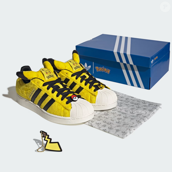 Cada par do Tênis adidas Pokémon SUPERSTAR II acompanha pingentes de cadarço do Pikachu e da Pokébola, reforçando a identidade temática do calçado