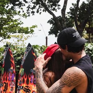 Gabriel Medina e Isabella Arantes assumiram o namoro no final de agosto de 2025