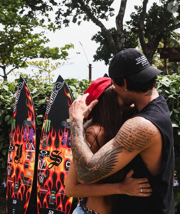 Gabriel Medina e Isabella Arantes assumiram o namoro no final de agosto de 2025