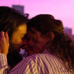 Bruna Marquezine protagoniza cenas de beijo com Alanis Guillen em Amor da Minha Vida, e a química entre as atrizes virou tema de debate nas redes sociais
