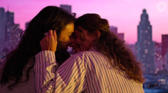 Bruna Marquezine protagoniza cenas de beijo com Alanis Guillen em Amor da Minha Vida, e a química entre as atrizes virou tema de debate nas redes sociais