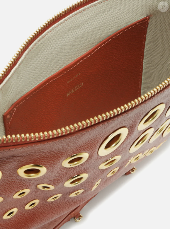 Em tom laranja e com design estruturado, a clutch média da Arezzo é a escolha certa para quem quer destacar o look com elegância e atitude