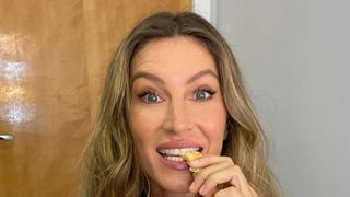 Amo pão de queijo, mas aprendi com Gisele Bündchen uma versão melhor para minha dieta: ela leva tapioca e pode ser congelada para a semana toda