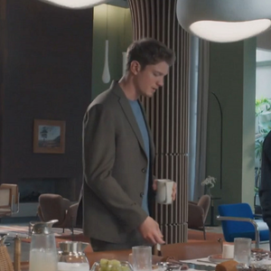 Segundo a psicologia, quem espera as outras pessoas serem servidas percebe o ambiente ao redor. Nota quem ainda não foi servido e entende o clima do grupo.