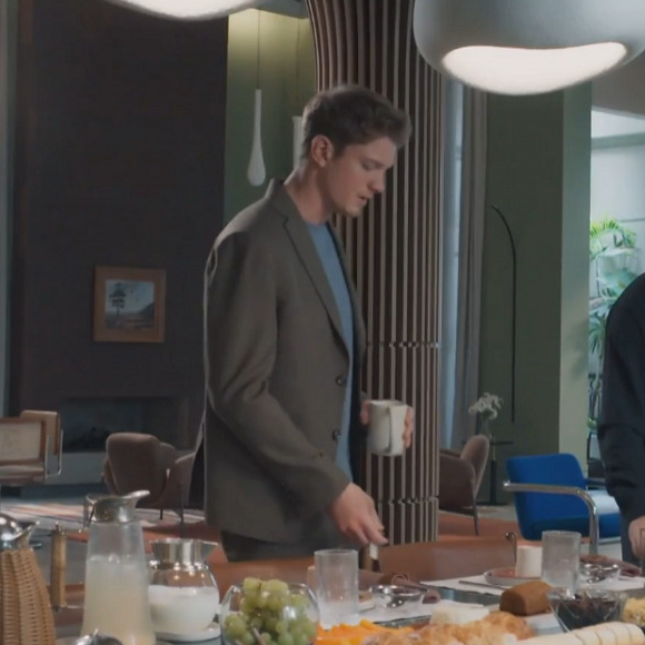 Segundo a psicologia, quem espera as outras pessoas serem servidas percebe o ambiente ao redor. Nota quem ainda não foi servido e entende o clima do grupo.