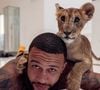 Memphis Depay, atacante da Holanda na Copa 2026, levantou polêmica com animal exótico, o ligre, mistura de tigresa e leão