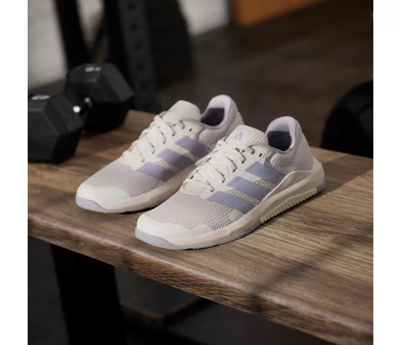 Com visual discreto e tonalidade que lembra um coala, o Dropset Base, da Adidas, pode agradar quem procura um tênis de academia fácil de combinar. A cor cinza permite criar produções esportivas monocromáticas ou acrescentar contraste com peças em rosa, lilás e azul-claro