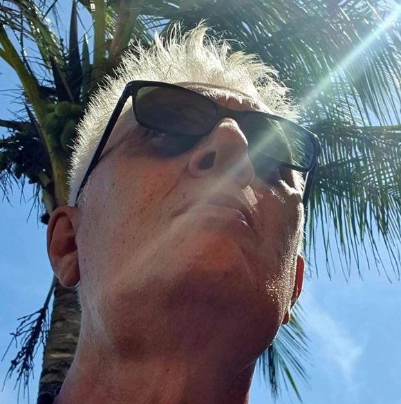 Ney Inácio trabalhava no SBT há 22 anos quando foi demitido. Com o auge da pandemia da Covid-19, a emissora justificou a dispensa com o fato de ele pertencer ao grupo de risco