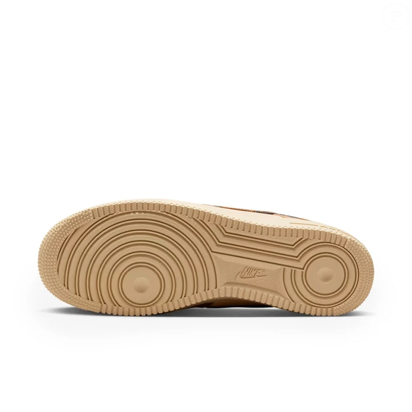 Tem tênis que acompanha a moda e tem tênis que atravessa gerações. O Nike Air Force 1 está no segundo time e, agora, surge em uma versão neutra e sofisticada perfeita para os dias frios