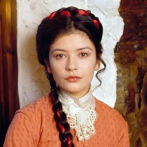 Embora os rumores sobre procedimentos estéticos sejam recorrentes, a atriz já negou, em diversas ocasiões, ter recorrido à cirurgia plástica, pelo menos até o momento