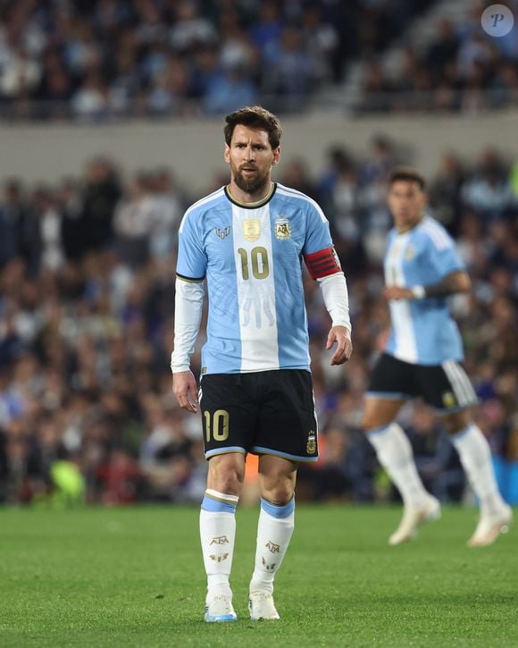 Lionel Messi se despediu da seleção argentina aos 39 anos em uma noite histórica no Monumental de Núñez. O craque chorou durante o hino, marcou um gol e participou dos três gols da vitória por 3 a 0 sobre Benin