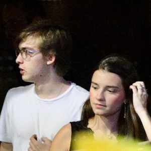 Filho de Angélica e Luciano Huck, Joaquim Huck e a namorada, Manoela Esteves, se encontraram com amigos em restaurante do Leblon em 15 de maio de 2025