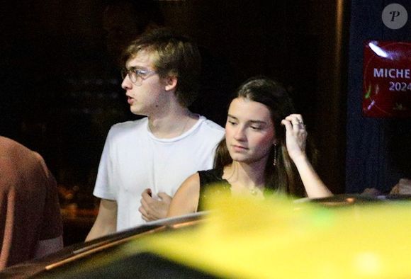 Filho de Angélica e Luciano Huck, Joaquim Huck e a namorada, Manoela Esteves, se encontraram com amigos em restaurante do Leblon em 15 de maio de 2025