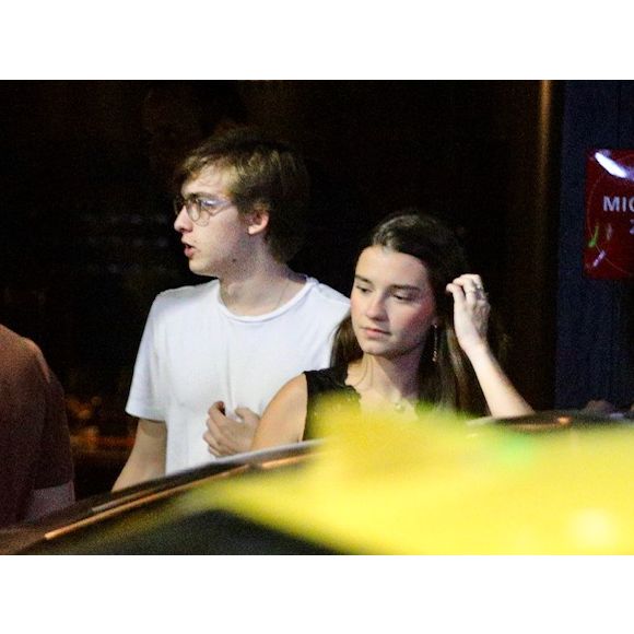 Filho de Angélica e Luciano Huck, Joaquim Huck e a namorada, Manoela Esteves, se encontraram com amigos em restaurante do Leblon em 15 de maio de 2025