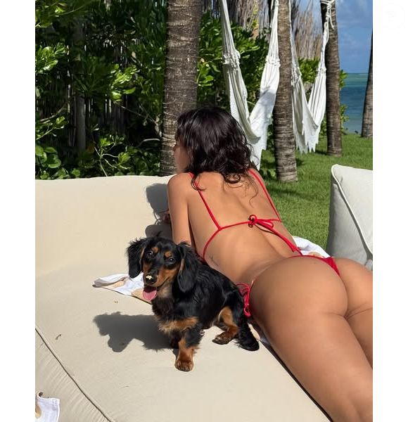 Bruna Marquezine já posou ao lado dos pets, como Haku.
