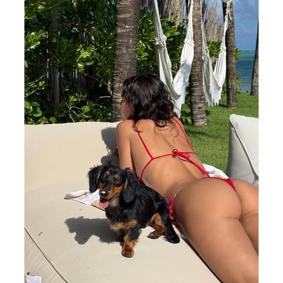 Bruna Marquezine já posou ao lado dos pets, como Haku.