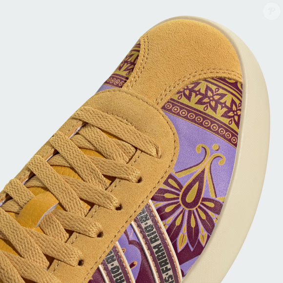 Vendido por R$ 399,99 até o fechamento da matéria, o Adidas VL Court 3.0 tem atraído olhares por sua combinação de conforto, acabamento refinado e uma tonalidade quente que remete às tradicionais arepas colombianas, símbolo da gastronomia do país