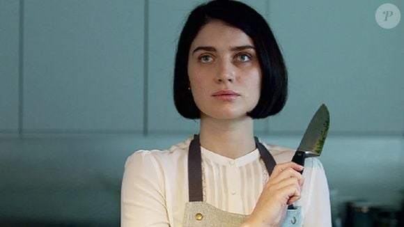 Eve Hewson, filha de Bono, está no elenco de Por Trás de Seus Olhos. A atriz interpreta Adele na minissérie britânica de suspense psicológico da Netflix