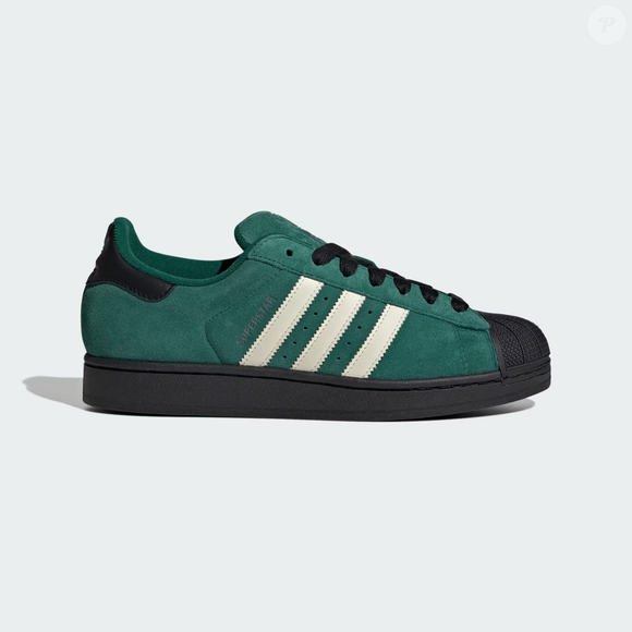 O clássico da adidas retorna em versão atualizada, com solado e cadarços pretos, forro macio e cabedal em suede com as tradicionais três listras em couro