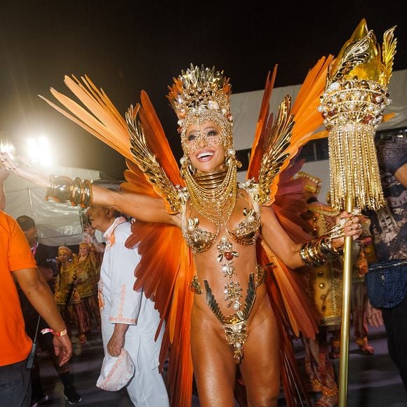 Sabrina Sato causou frisson na madrugada deste domingo (02), ao cruzar o Sambódromo do Anhembi como rainha de bateria da Gaviões da Fiel