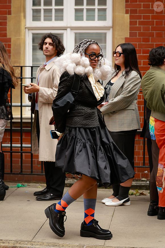 A combinação de peças femininas, como saias rodadas, e sapatos masculinos é uma das dez tendências que estamos prontas para copiar 24 horas por dia, 7 dias por semana.